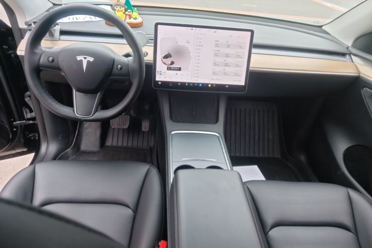 Used Tesla Model Y 2021 Standard Range Rear-Wheel Drive Version Center Console