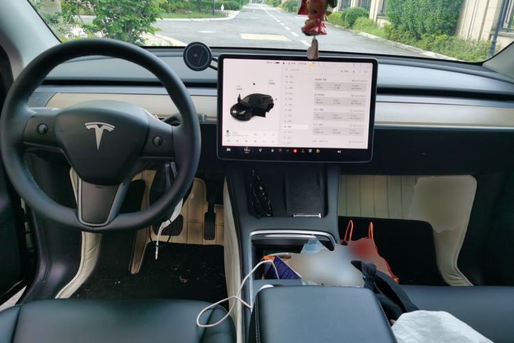 Used Tesla Model Y 2021 Standard Range Rear-Wheel Drive Version Center Console