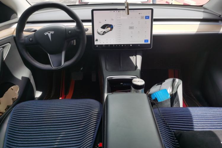 Used Tesla Model Y 2021 Standard Range Rear-Wheel Drive Version Center Console