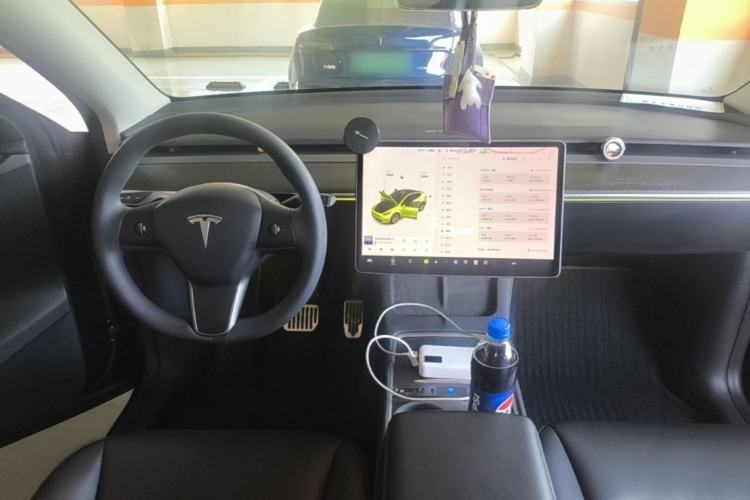 Used Tesla Model Y 2021 Standard Range Rear-Wheel Drive Version Center Console