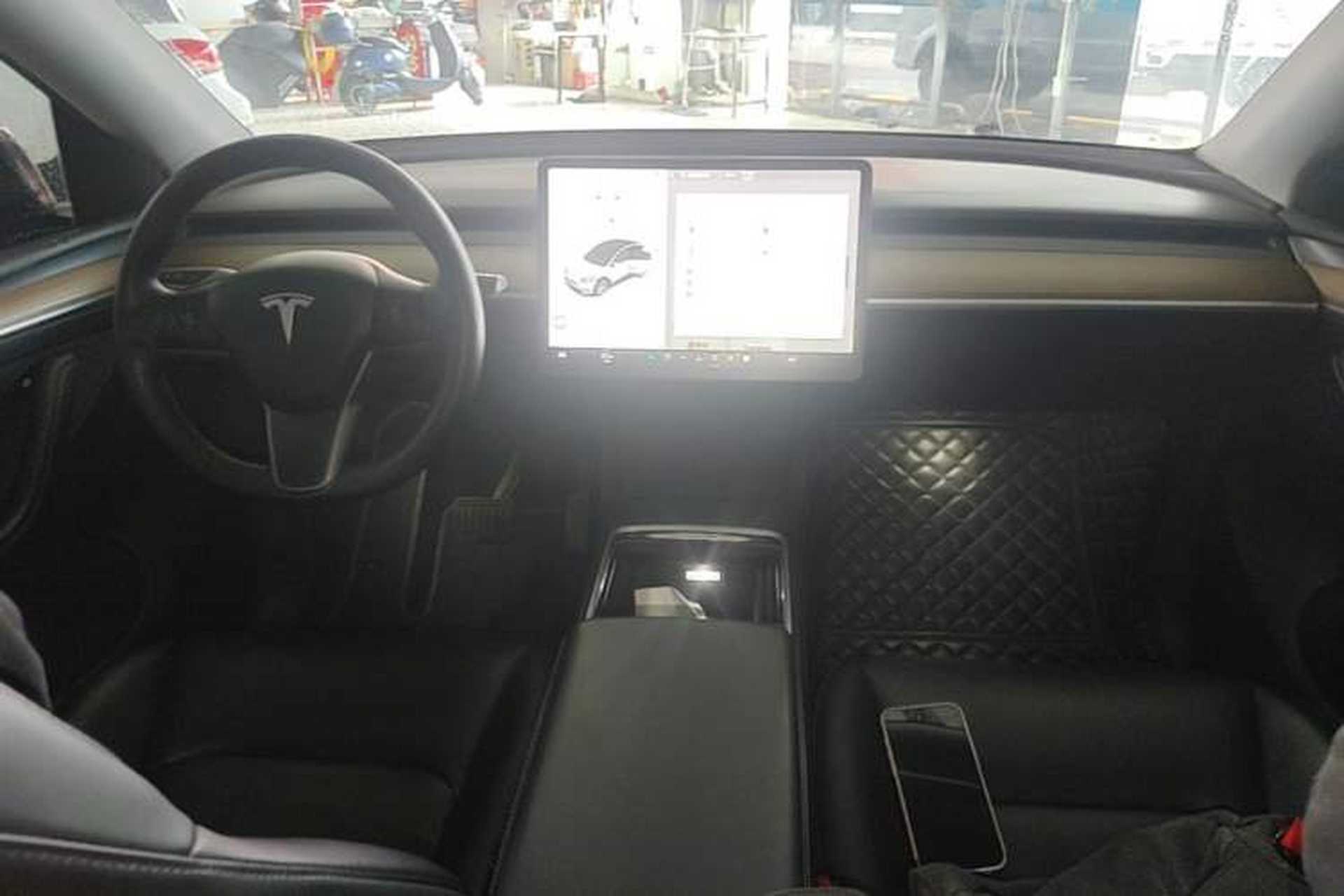 Used Tesla Model Y 2021 Standard Range Rear-Wheel Drive Version Center Console