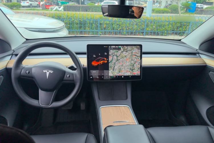 Used Tesla Model Y 2021 Standard Range Rear-Wheel Drive Version Center Console