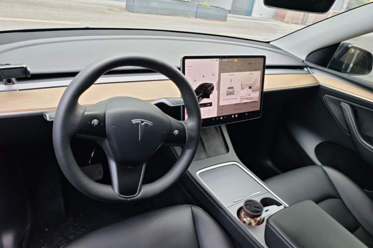 Used Tesla Model Y 2021 Standard Range Rear-Wheel Drive Version Center Console