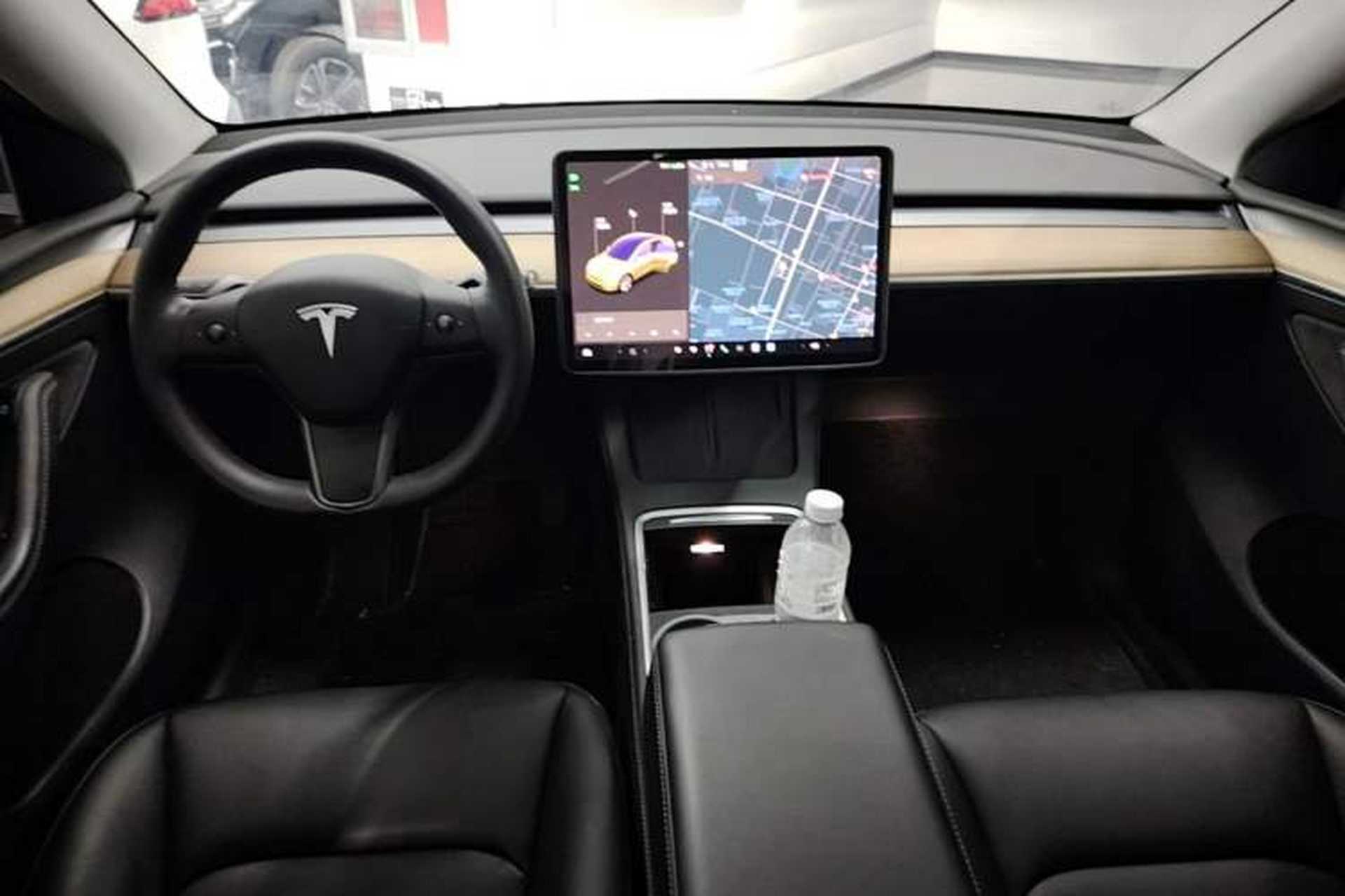 Used Tesla Model Y 2021 Standard Range Rear-Wheel Drive Version Center Console