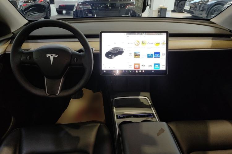 Used Tesla Model Y 2021 Standard Range Rear-Wheel Drive Version Center Console