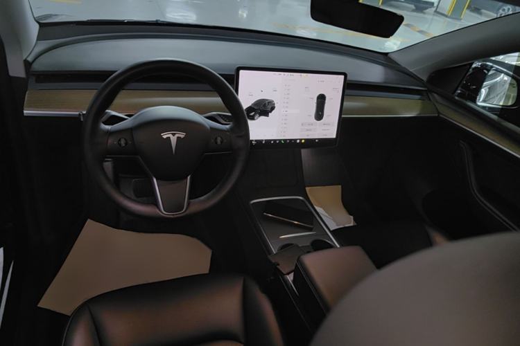 Used Tesla Model Y 2021 Standard Range Rear-Wheel Drive Version Center Console