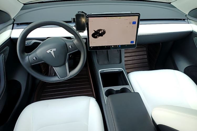 Used Tesla Model Y 2021 Standard Range Rear-Wheel Drive Version Center Console