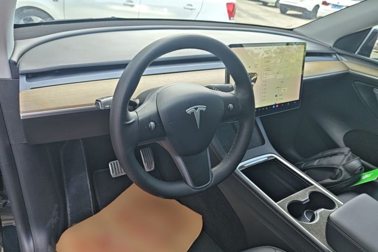 Used Tesla Model Y 2021 Standard Range Rear-Wheel Drive Version Center Console