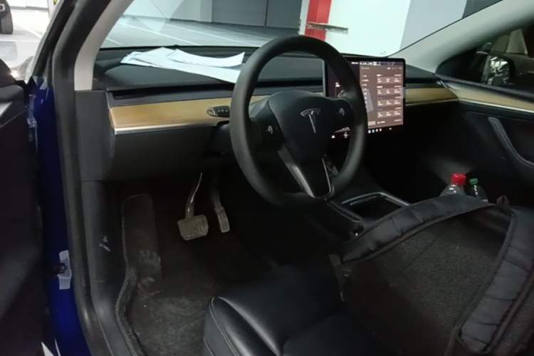Used Tesla Model Y 2021 Standard Range Rear-Wheel Drive Version Center Console