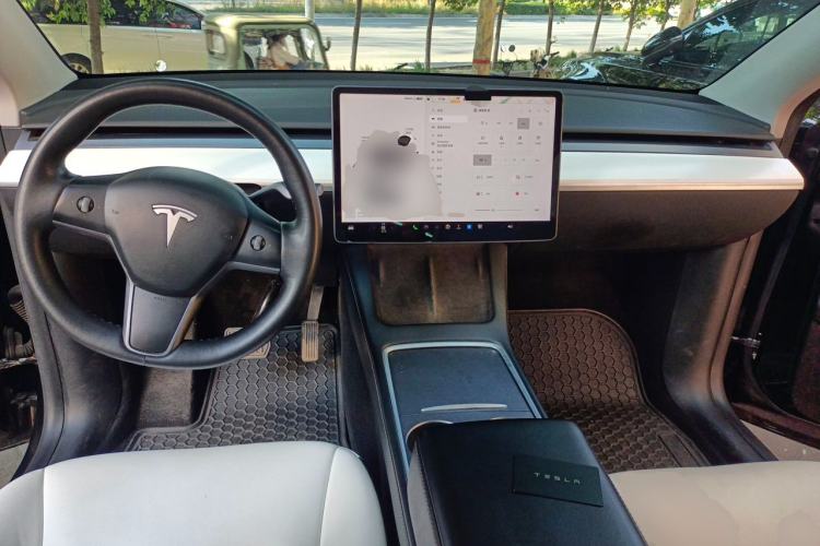 Used Tesla Model Y 2021 Standard Range Rear-Wheel Drive Version Center Console