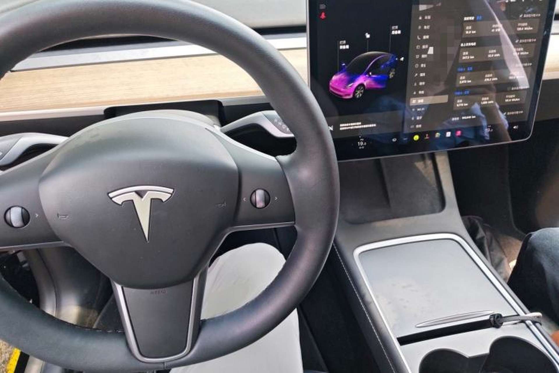 Used Tesla Model Y 2021 Standard Range Rear-Wheel Drive Version Center Console