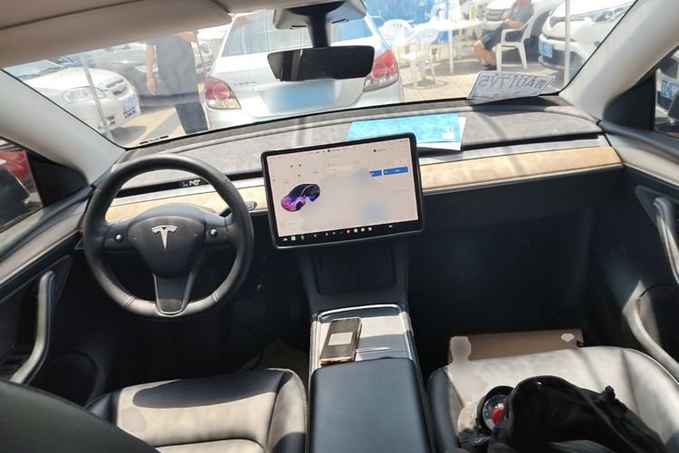 Used Tesla Model Y 2021 Standard Range Rear-Wheel Drive Version Center Console
