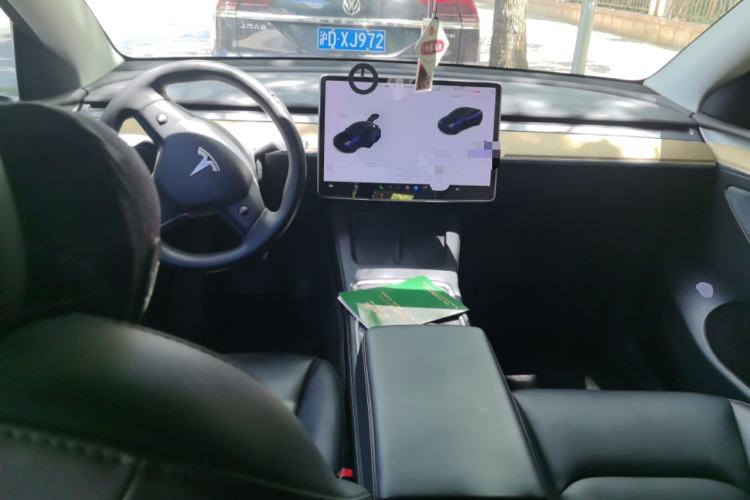 Used Tesla Model Y 2021 Standard Range Rear-Wheel Drive Version Center Console