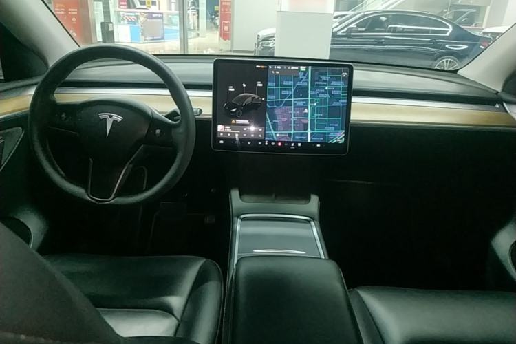 Used Tesla Model Y 2021 Standard Range Rear-Wheel Drive Version Center Console