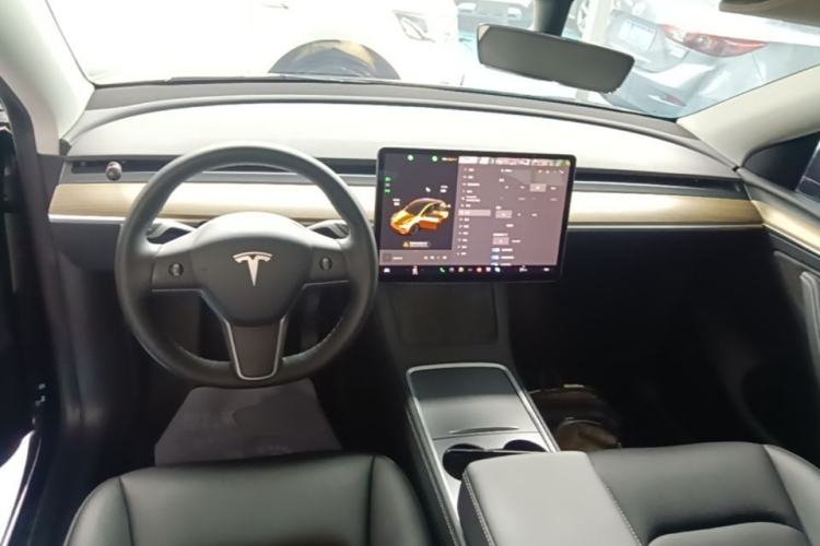 Used Tesla Model Y 2021 Standard Range Rear-Wheel Drive Version Center Console