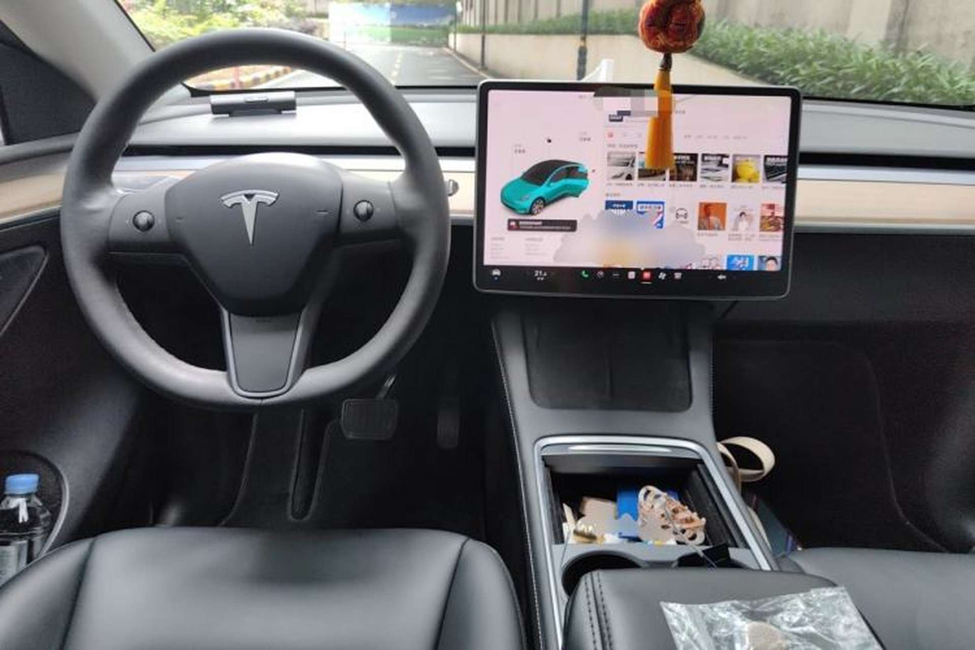 Used Tesla Model Y 2021 Standard Range Rear-Wheel Drive Version Center Console