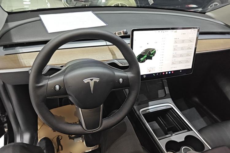 Used Tesla Model Y 2021 Standard Range Rear-Wheel Drive Version Center Console