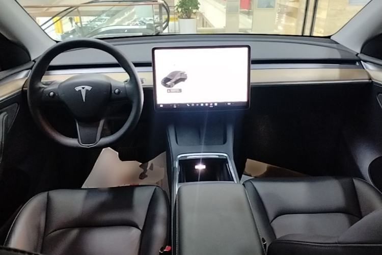 Used Tesla Model Y 2021 Standard Range Rear-Wheel Drive Version Center Console
