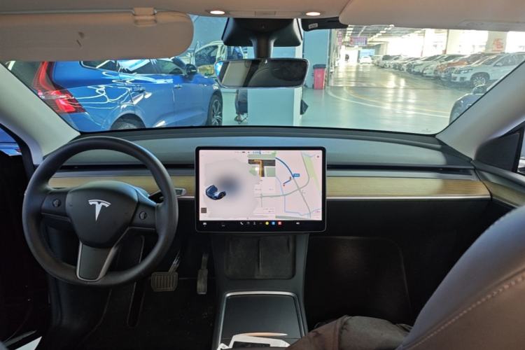 Used Tesla Model Y 2021 Standard Range Rear-Wheel Drive Version Center Console