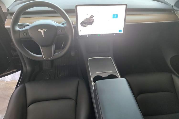 Used Tesla Model Y 2021 Standard Range Rear-Wheel Drive Version Center Console