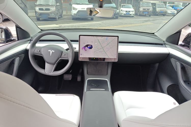 Used Tesla Model Y 2021 Standard Range Rear-Wheel Drive Version Center Console