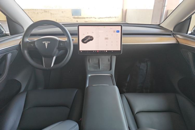 Used Tesla Model Y 2021 Standard Range Rear-Wheel Drive Version Center Console