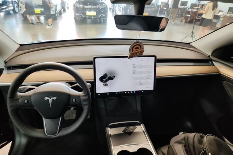 Used Tesla Model Y 2021 Long-Range All-Wheel-Drive Version Center Console