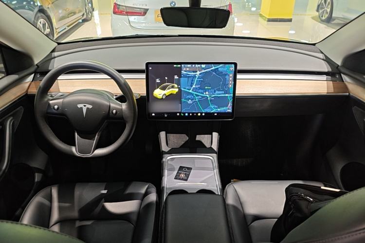 Used Tesla Model Y 2021 Standard Range Rear-Wheel Drive Version Center Console