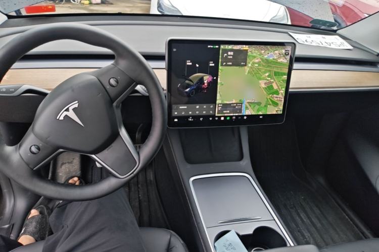 Used Tesla Model Y 2021 Standard Range Rear-Wheel Drive Version Center Console