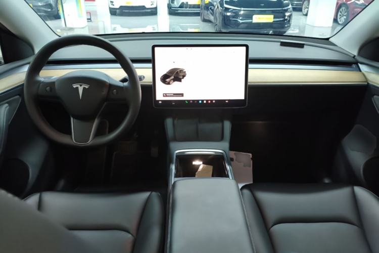 Used Tesla Model Y 2021 Standard Range Rear-Wheel Drive Version Center Console