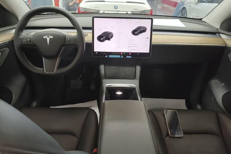 Used Tesla Model Y 2021 Standard Range Rear-Wheel Drive Version Center Console