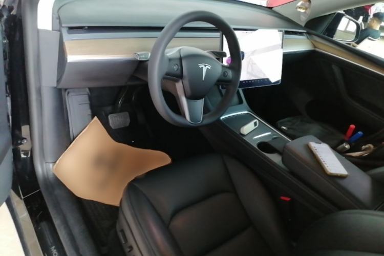 Used Tesla Model Y 2021 Standard Range Rear-Wheel Drive Version Center Console