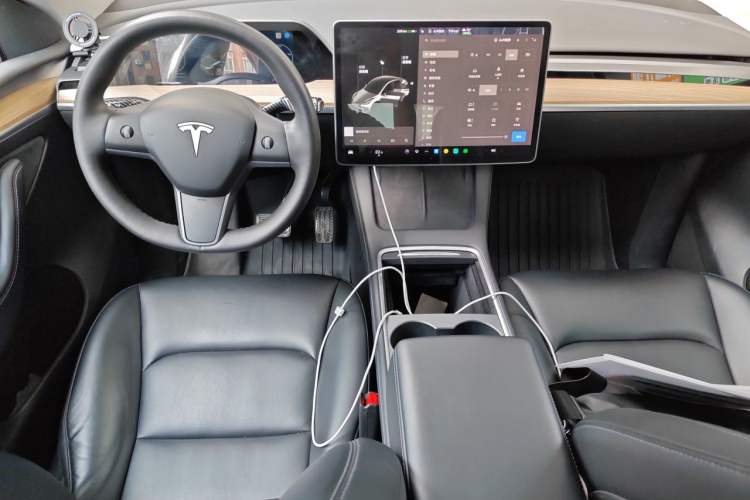 Used Tesla Model Y 2021 Standard Range Rear-Wheel Drive Version Center Console