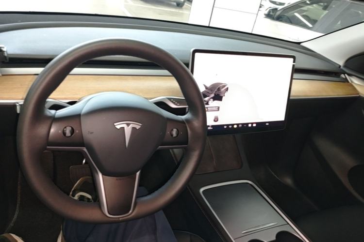 Used Tesla Model Y 2021 Standard Range Rear-Wheel Drive Version Center Console