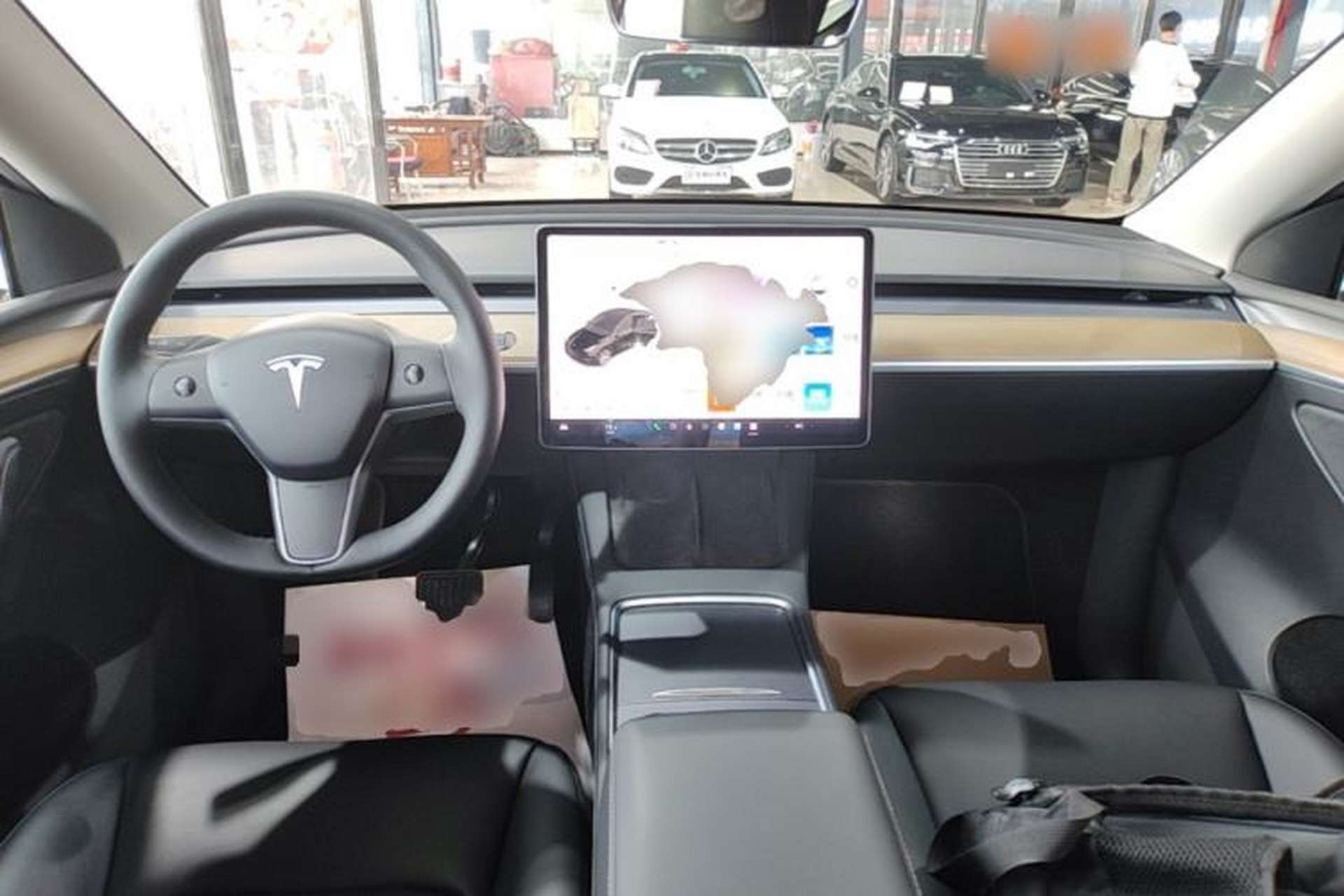 Used Tesla Model Y 2021 Standard Range Rear-Wheel Drive Version Center Console