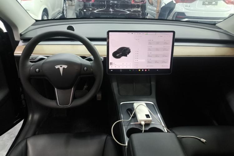 Used Tesla Model Y 2021 Standard Range Rear-Wheel Drive Version Center Console