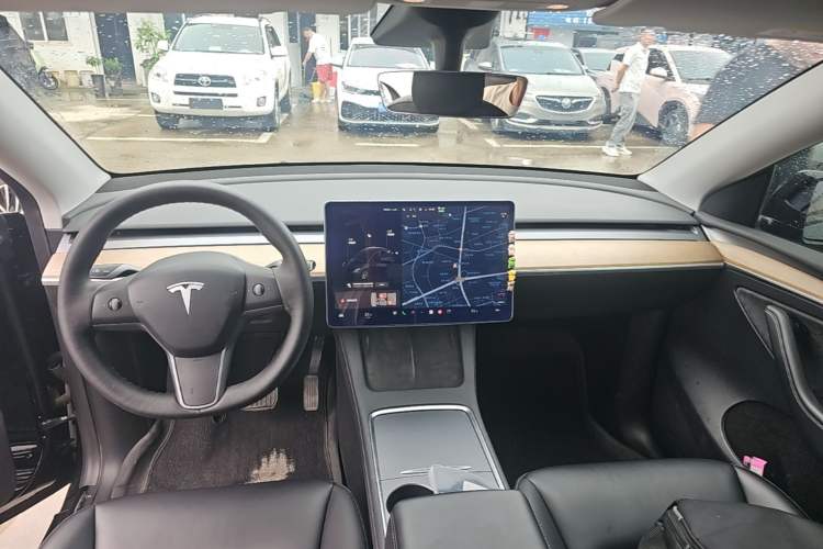 Used Tesla Model Y 2021 Standard Range Rear-Wheel Drive Version Center Console