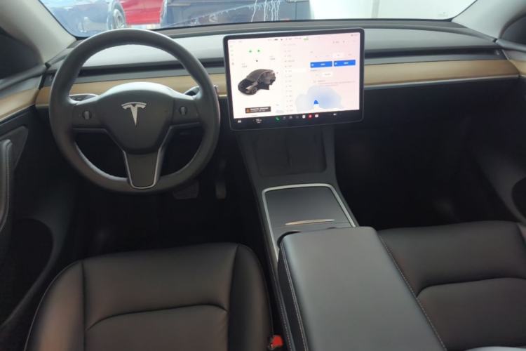 Used Tesla Model Y 2021 Standard Range Rear-Wheel Drive Version Center Console