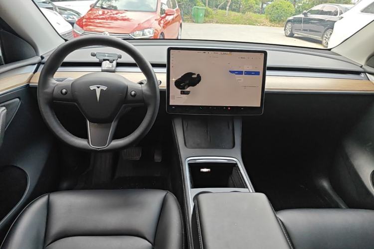 Used Tesla Model Y 2021 Standard Range Rear-Wheel Drive Version Center Console