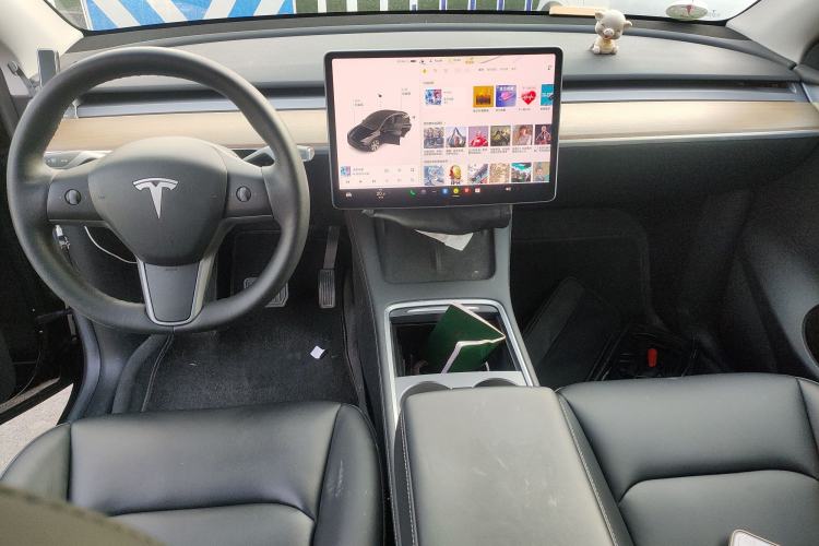 Used Tesla Model Y 2021 Standard Range Rear-Wheel Drive Version Center Console