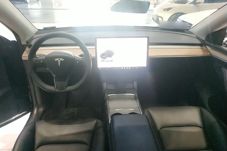 Used Tesla Model Y 2021 Standard Range Rear-Wheel Drive Version Center Console