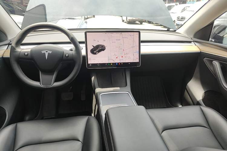 Used Tesla Model Y 2021 Standard Range Rear-Wheel Drive Version Center Console