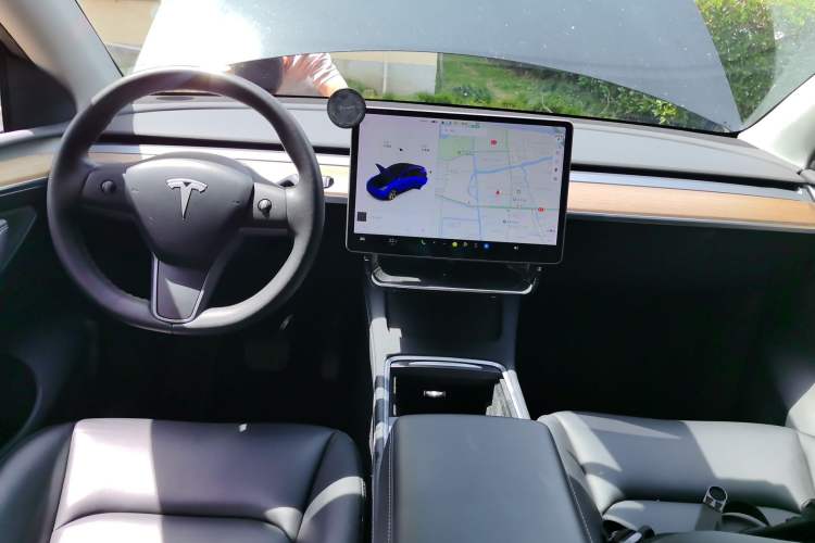 Used Tesla Model Y 2021 Standard Range Rear-Wheel Drive Version Center Console