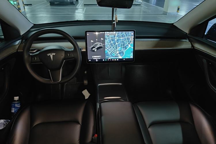 Used Tesla Model Y 2021 Standard Range Rear-Wheel Drive Version Center Console