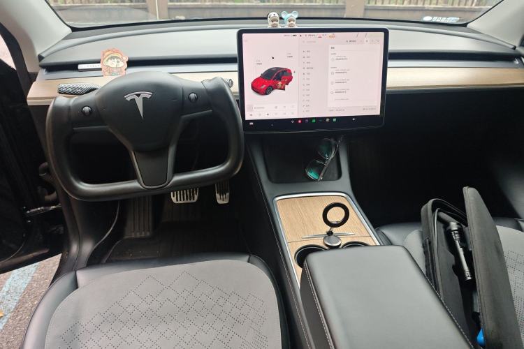 Used Tesla Model Y 2021 Standard Range Rear-Wheel Drive Version Center Console