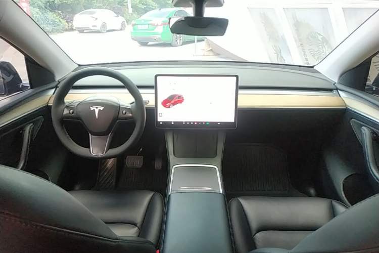 Used Tesla Model Y 2021 Standard Range Rear-Wheel Drive Version Center Console