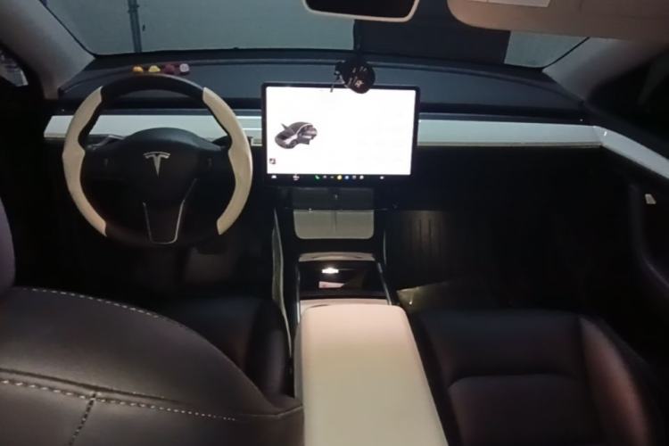 Used Tesla Model Y 2021 Standard Range Rear-Wheel Drive Version Center Console