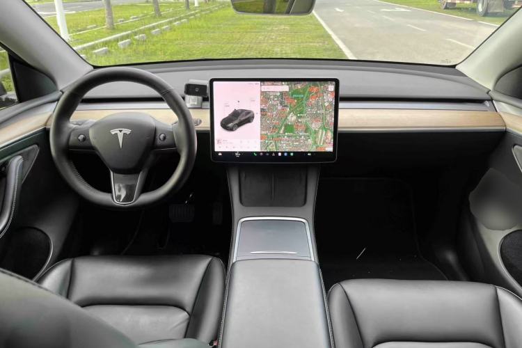 Used Tesla Model Y 2021 Standard Range Rear-Wheel Drive Version Center Console