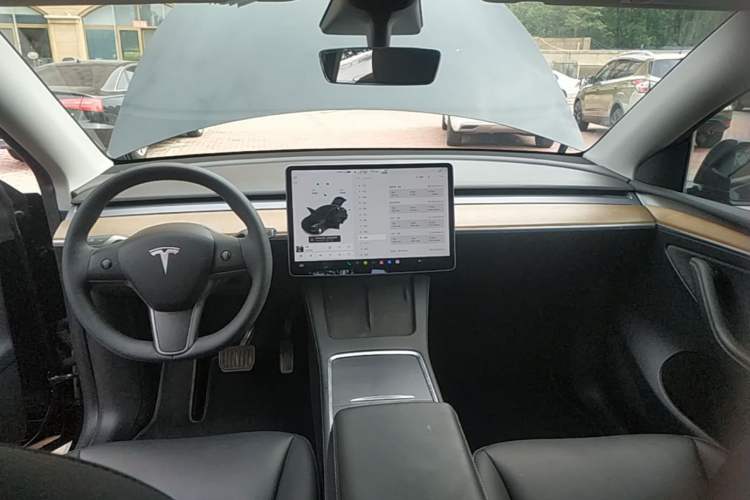 Used Tesla Model Y 2021 Long-Range All-Wheel-Drive Version Center Console