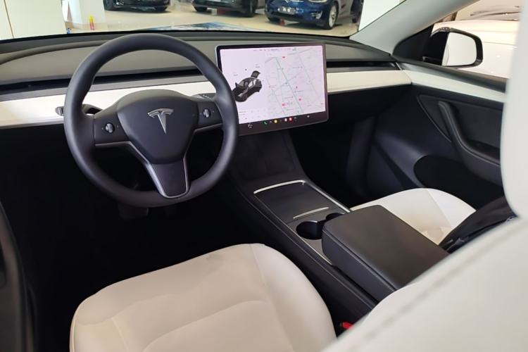Used Tesla Model Y 2021 Long-Range All-Wheel-Drive Version Center Console